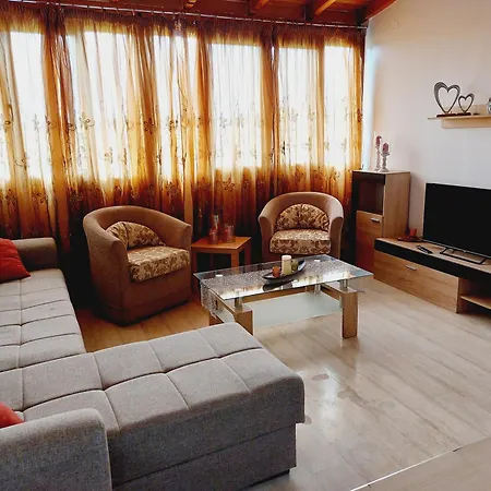 Alex Ipsos Apartman Pirjí